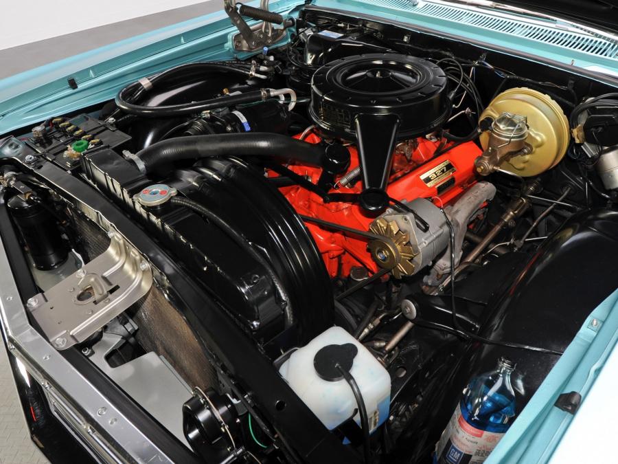Моторный отсек Chevrolet Impala SS Sport Coupe (13/14-47) 1964 года  (фото 8 из 20)